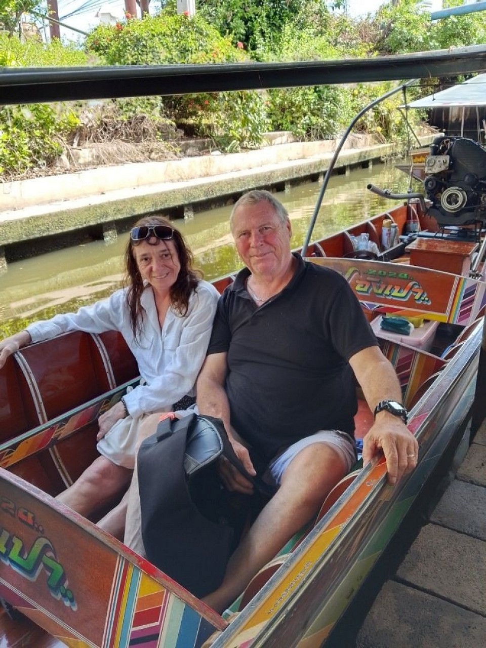 นั่งเรือท่องเที่ยว